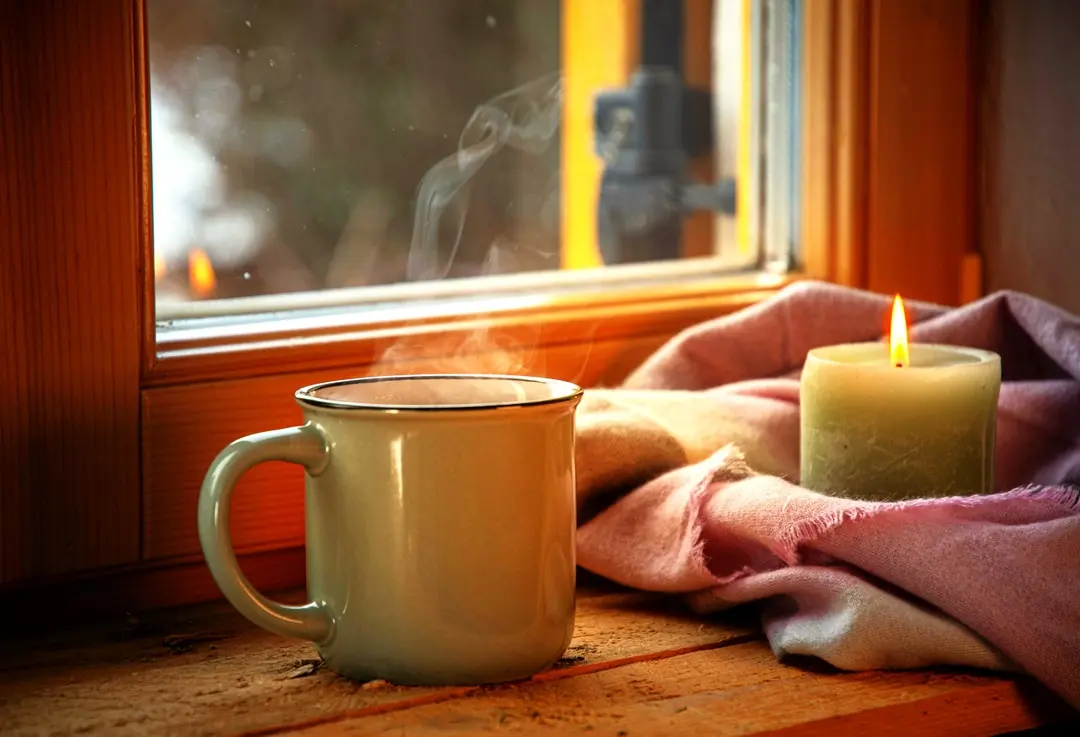 Mug personnalisé dans un intérieur chaleureux